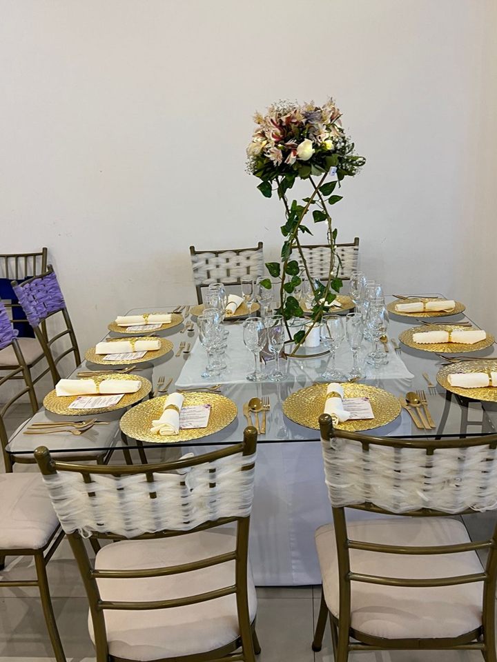 Centro de mesa floral en salón de eventos