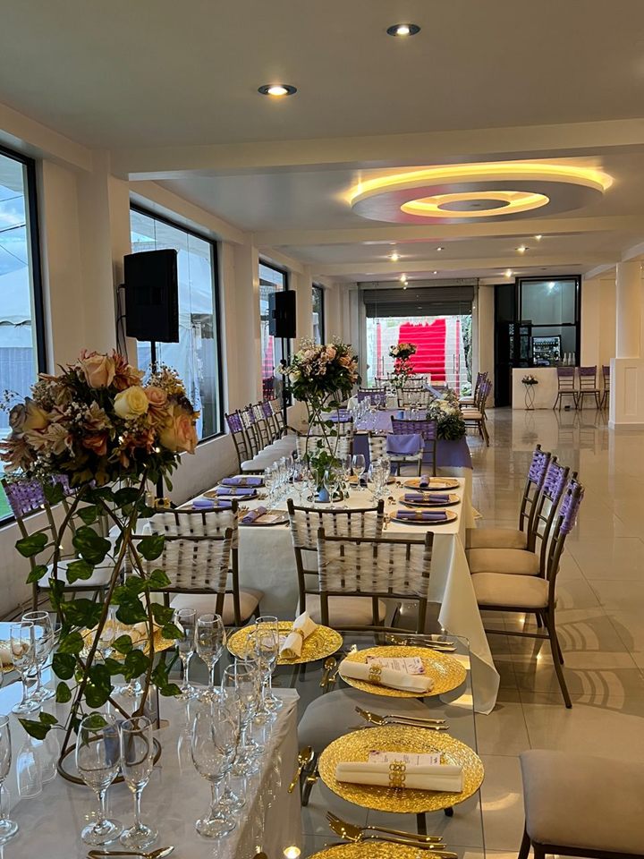 Salón iluminado para evento social en El Resbalón