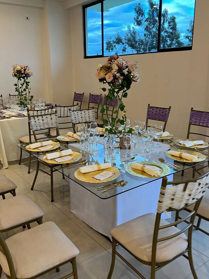 Mesa decorada con vajilla y cristalería para evento