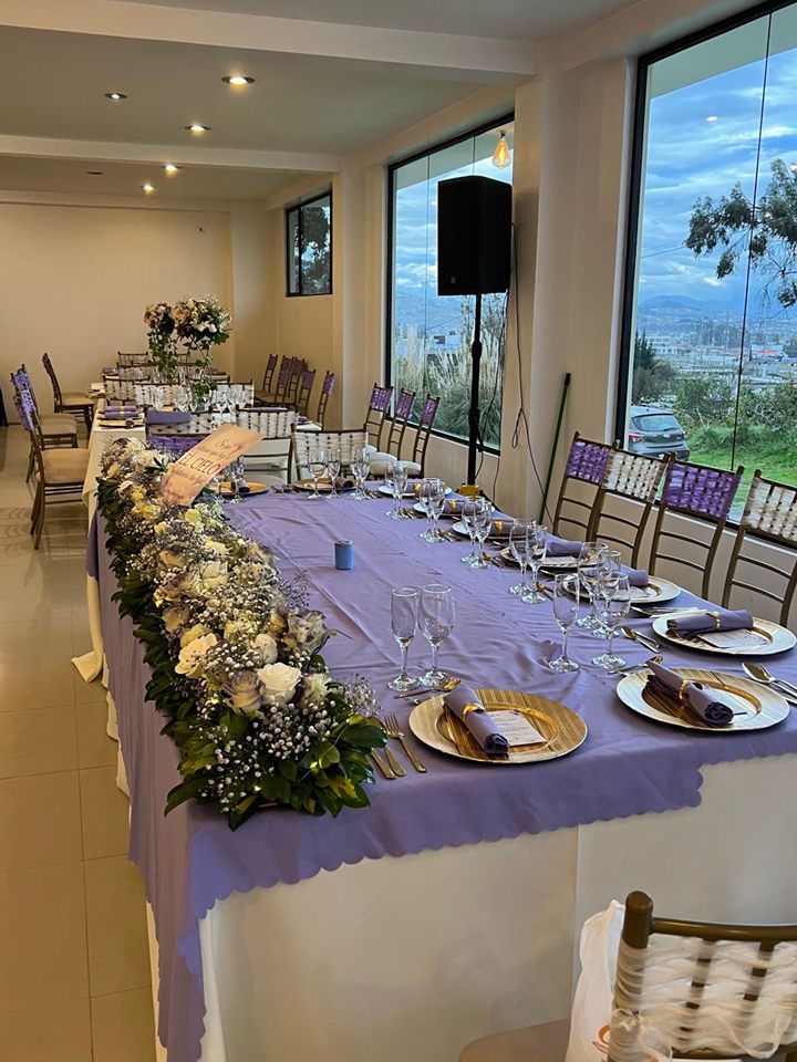 Mesa principal con decoración lila y flores