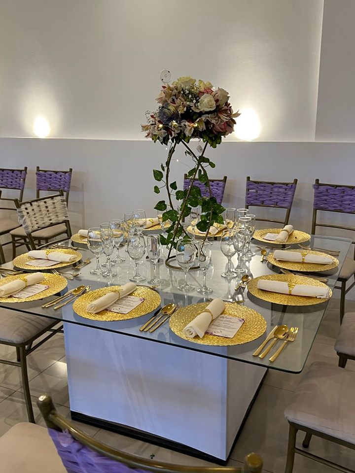 Montaje dorado para banquete en Ambato