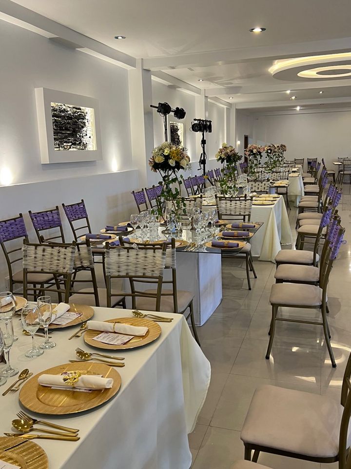 Vista amplia del salón preparado para celebración